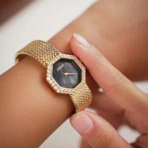 ساعة نسائية بسير شبكي بلون ذهبي