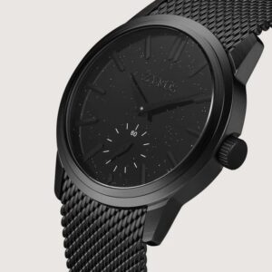 ساعة رجالية بسير شبكي بلون أسود