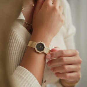 ساعة نسائية بسير شبكي بلون ذهبي